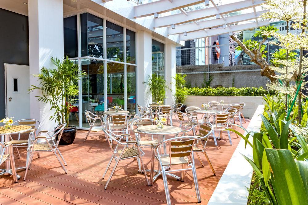Deka Hotel Surabaya Hr Muhammad Екстериор снимка
