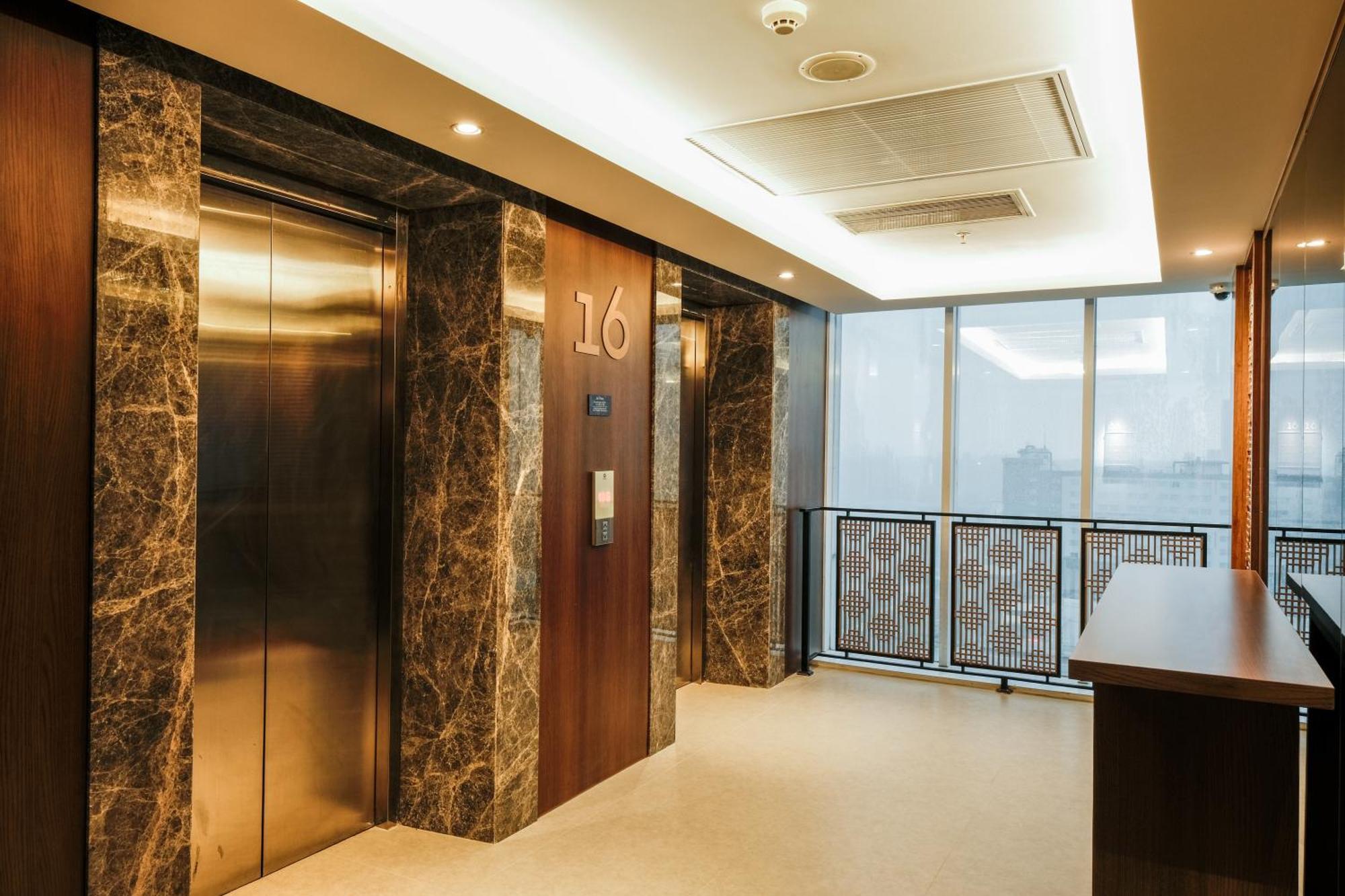 Deka Hotel Surabaya Hr Muhammad Екстериор снимка