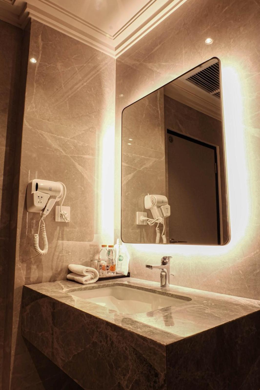 Deka Hotel Surabaya Hr Muhammad Стая снимка