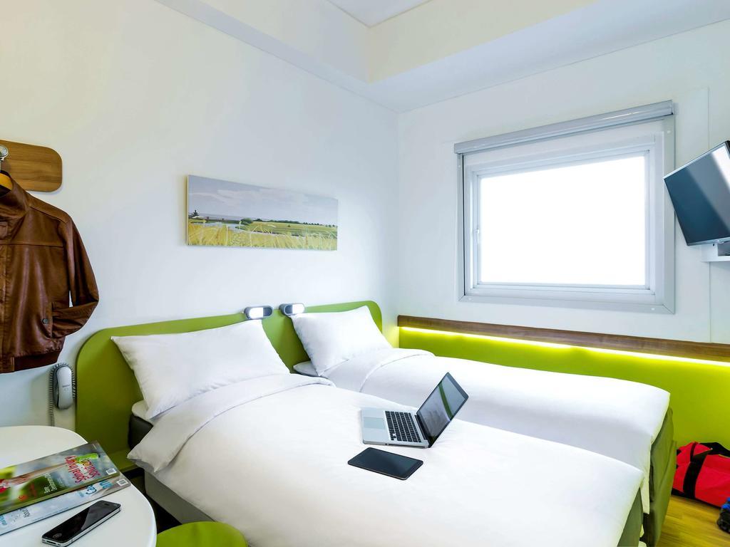 Deka Hotel Surabaya Hr Muhammad Екстериор снимка