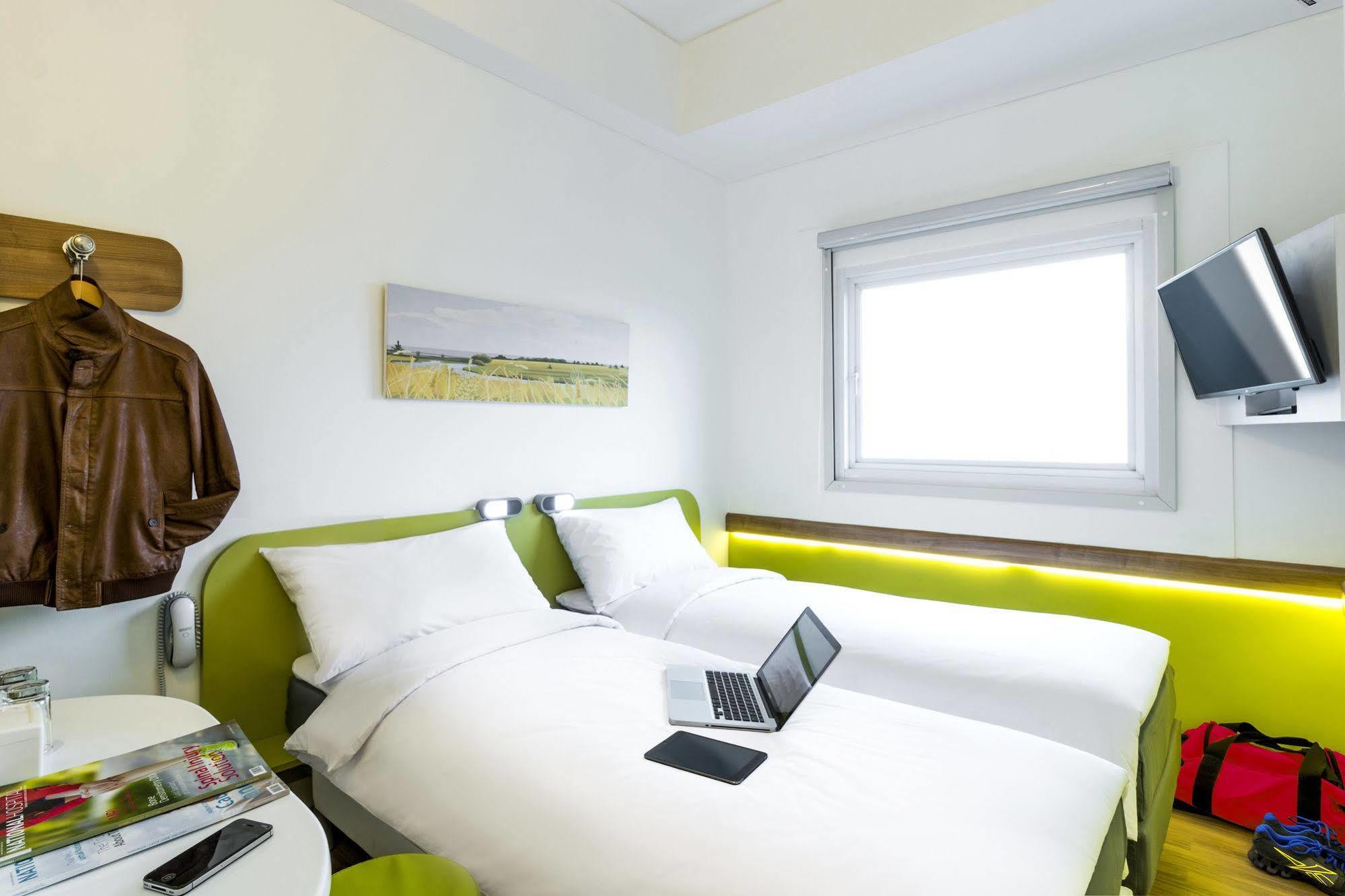Deka Hotel Surabaya Hr Muhammad Екстериор снимка