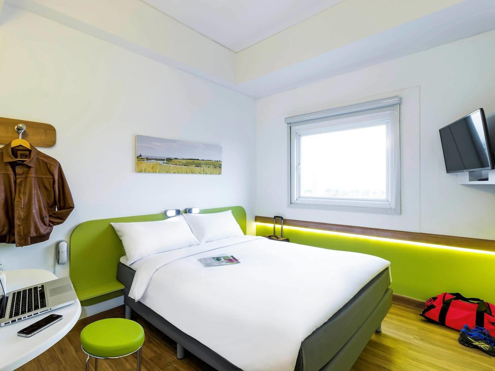 Deka Hotel Surabaya Hr Muhammad Екстериор снимка