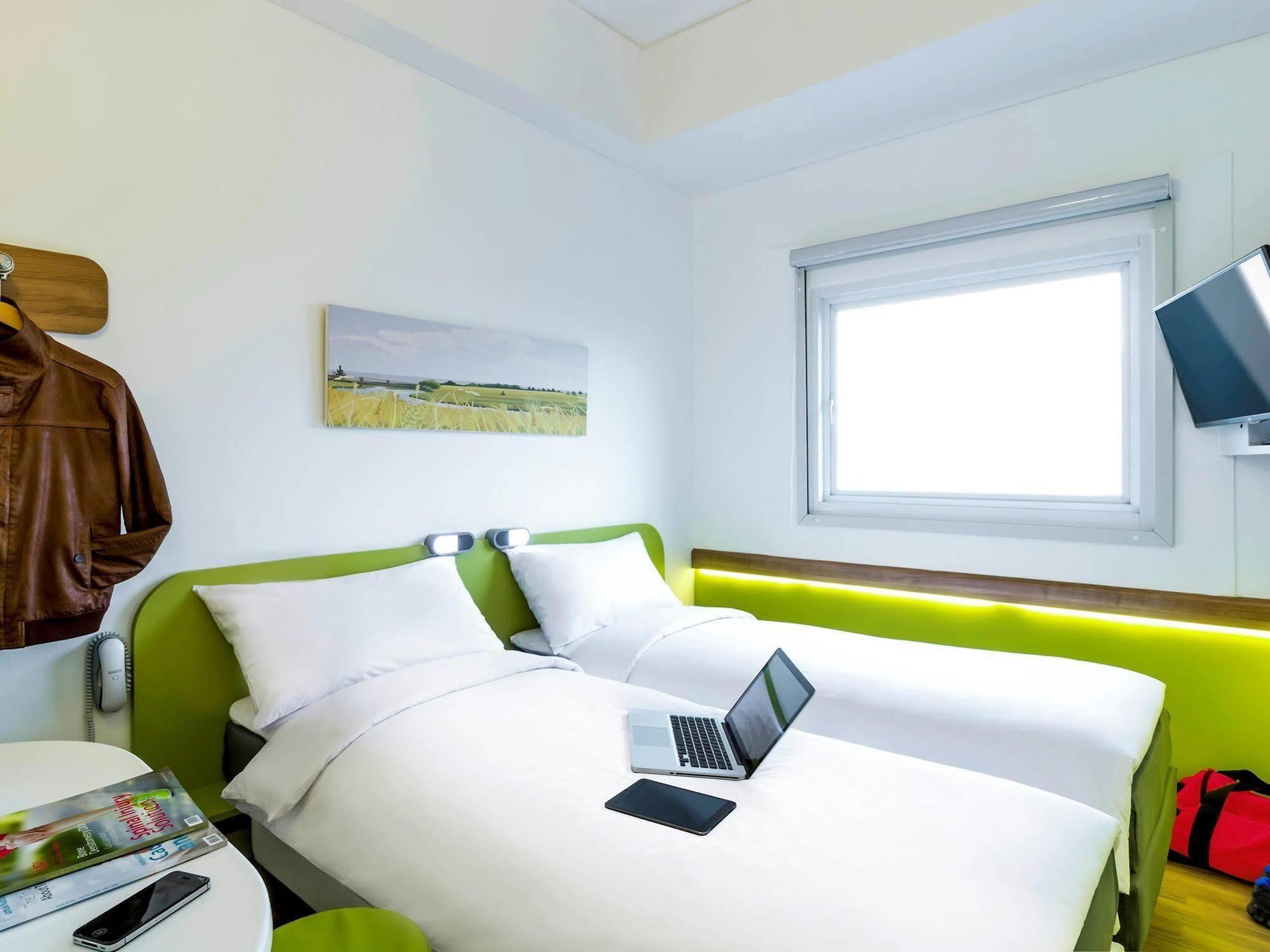 Deka Hotel Surabaya Hr Muhammad Екстериор снимка